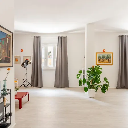 Just Here - L'artista 바리