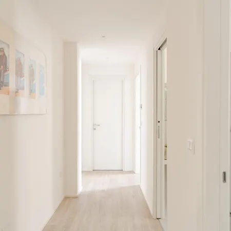 Just Here - L'artista *